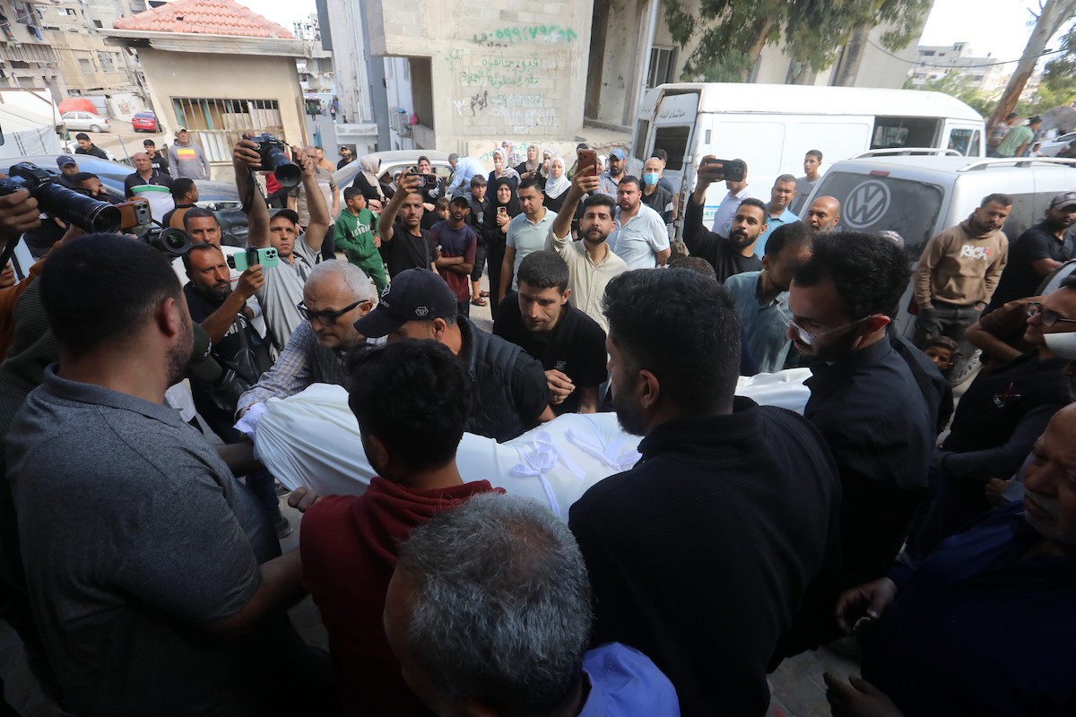 مشيعون يؤدون صلاة الجنازة على فلسطينيين استشهدوا في غارة إسرائيلية، وفق مسعفين، داخل مستشفى الشفاء بمدينة غزة، يوم السبت 16 مايو/أيار 2026. تصوير: بلال أسامة