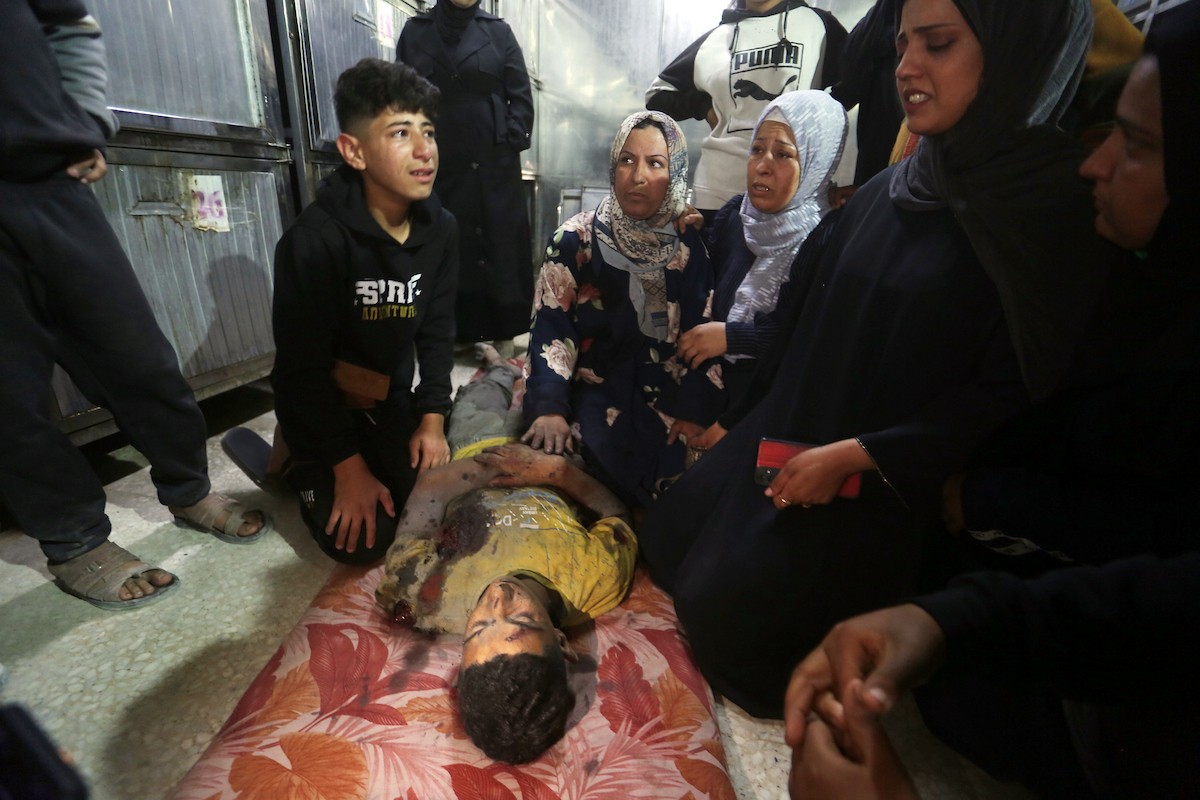 مشيعون يحملون جثمان الطفل الفلسطيني محمود سحويل (15 عاما)  خلال جنازة أقيمت في مستشفى الشفاء بمدينة غزة، 5 مايو/أيار 2026. استشهد الطفل في غارة إسرائيلية استهدفت نقطة تفتيش تابعة للشرطة في حي النصر، غرب غزة. (صورة: بلال أسامة)