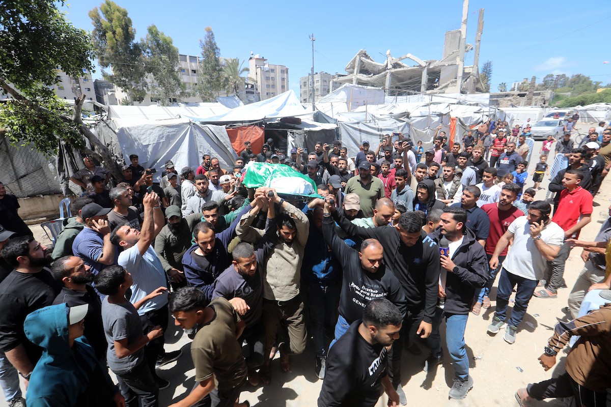 مشيعون يحملون جثمان قائد الجناح العسكري لحركة حماس، عز الدين الحداد، خلال جنازته في مدينة غزة، بعد اغتياله في غارة إسرائيلية استهدفته مساء الجمعة. غزة، 16 مايو/أيار 2026. تصوير: بلال أسامة