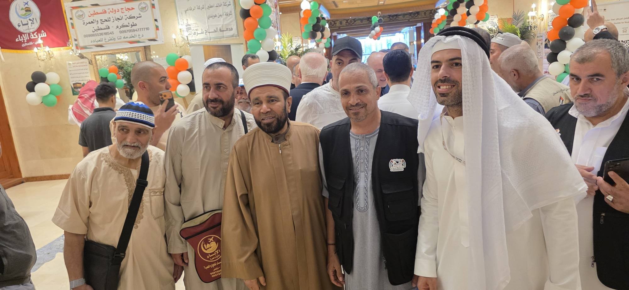 وزير الأوقاف يترأس اجتماع بعثتي الحج في مكة.jpg