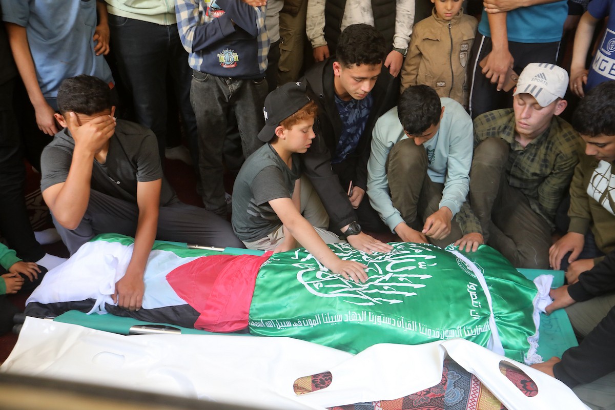 مشيعون يحملون جثمان قائد الجناح العسكري لحركة حماس، عز الدين الحداد، خلال جنازته في مدينة غزة، بعد اغتياله في غارة إسرائيلية استهدفته مساء الجمعة. غزة، 16 مايو/أيار 2026. تصوير: بلال أسامة