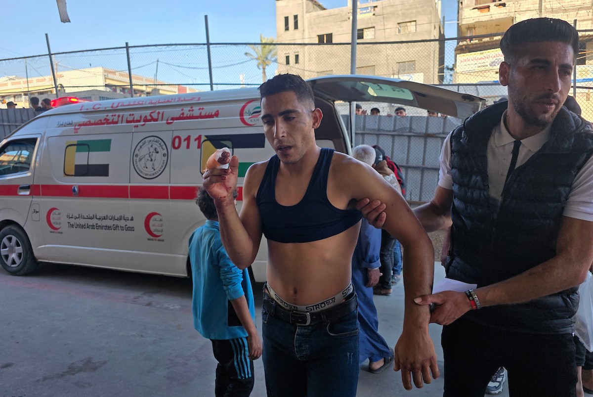 مسعفون ومتطوعون مدنيون ينقلون جثمان فلسطيني وعددًا من الجرحى إلى مجمع ناصر الطبي في خان يونس، عقب غارة إسرائيلية استهدفت سيارة شرطة، في 6 مايو/أيار 2026. تصوير: طارق محمد