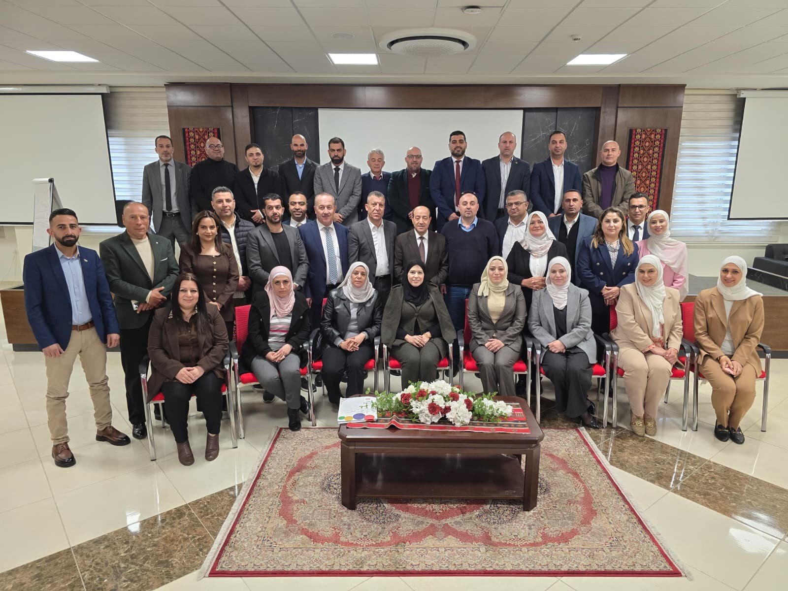 المدرسة الوطنية الفلسطينية للإدارة تستضيف اللواء ناصر عدوي.jpg