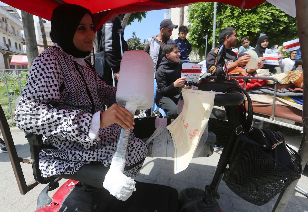 شارك جرحى الحرب الفلسطينيون في احتجاج تحت شعار (حقي في العلاج) للمطالبة بحقهم في مواصلة العلاج الطبي في الخارج وتسريع إجراءات السفر، وسط مدينة غزة، 5 مايو/أيار 2026 (صورة: بلال أسامة)