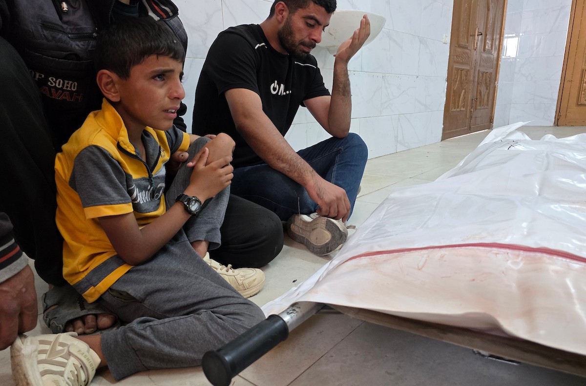 فلسطينيون يودّعون جثمان الشهيد أحمد أبو مصطفى في مجمع ناصر الطبي بخان يونس، بعد استشهاده في غارة إسرائيلية على وسط المدينة، 17 أيار/ مايو 2026. تصوير: طارق محمد