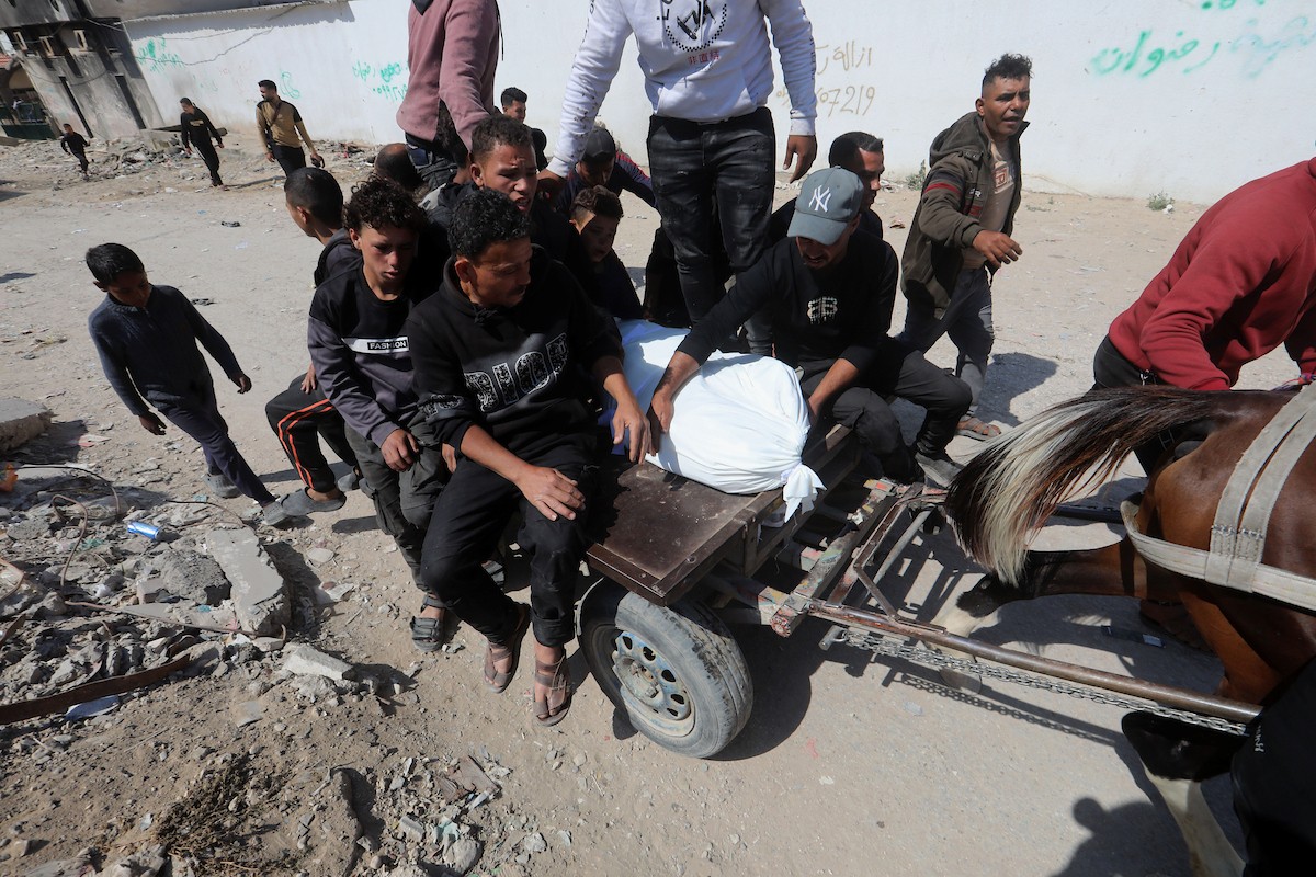 مشيعون يحملون جثمان رجل فلسطيني خلال جنازته في مدينة غزة في 4 مايو/أيار 2026، بعد استشهاده في غارة جوية إسرائيلية استهدفت مجموعة من الأشخاص في شارع 10، جنوب حي الزيتون. صورة: بلال أسامة
