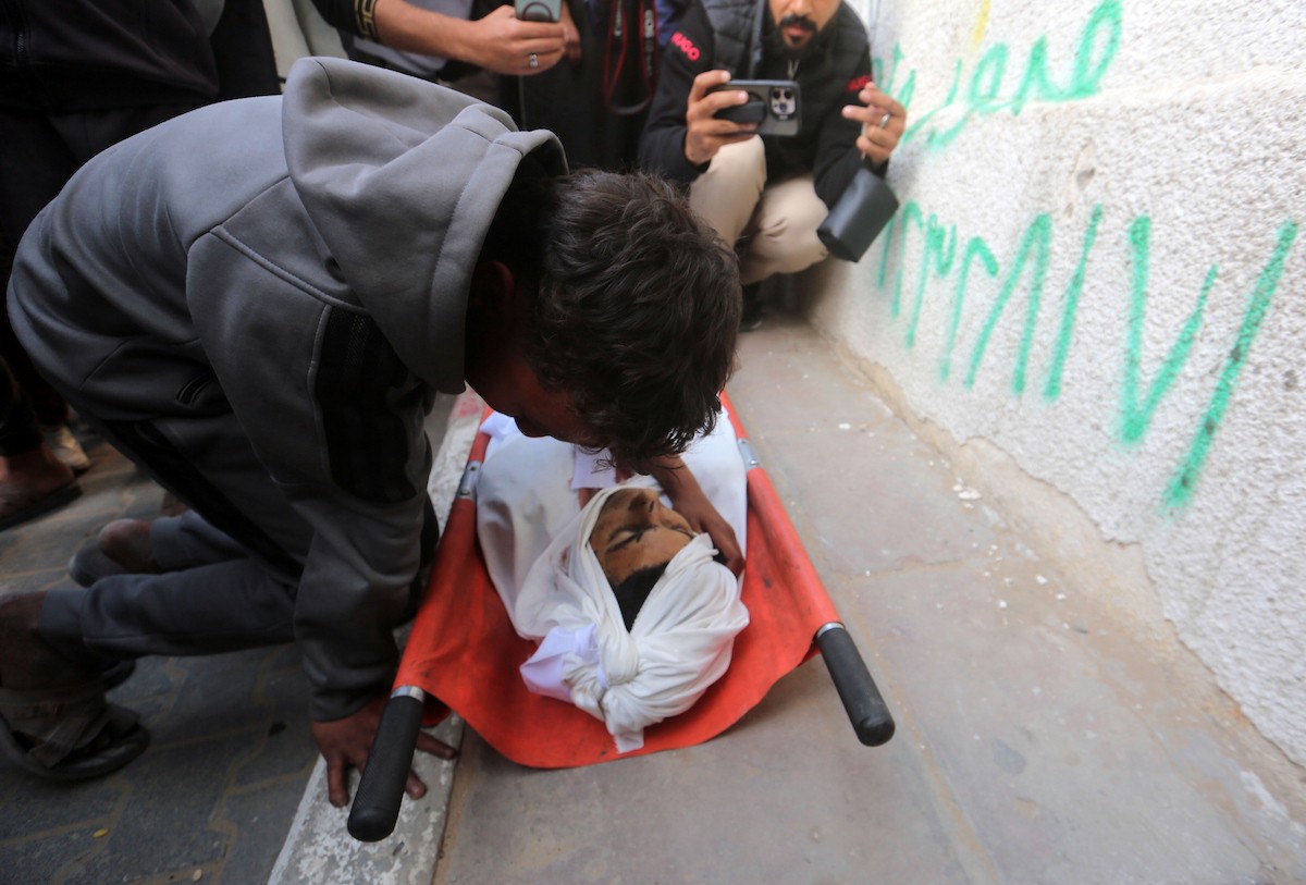 مشيعون يحملون جثمان الطفل الفلسطيني محمود سحويل (15 عاما)  خلال جنازة أقيمت في مستشفى الشفاء بمدينة غزة، 5 مايو/أيار 2026. استشهد الطفل في غارة إسرائيلية استهدفت نقطة تفتيش تابعة للشرطة في حي النصر، غرب غزة. (صورة: بلال أسامة)