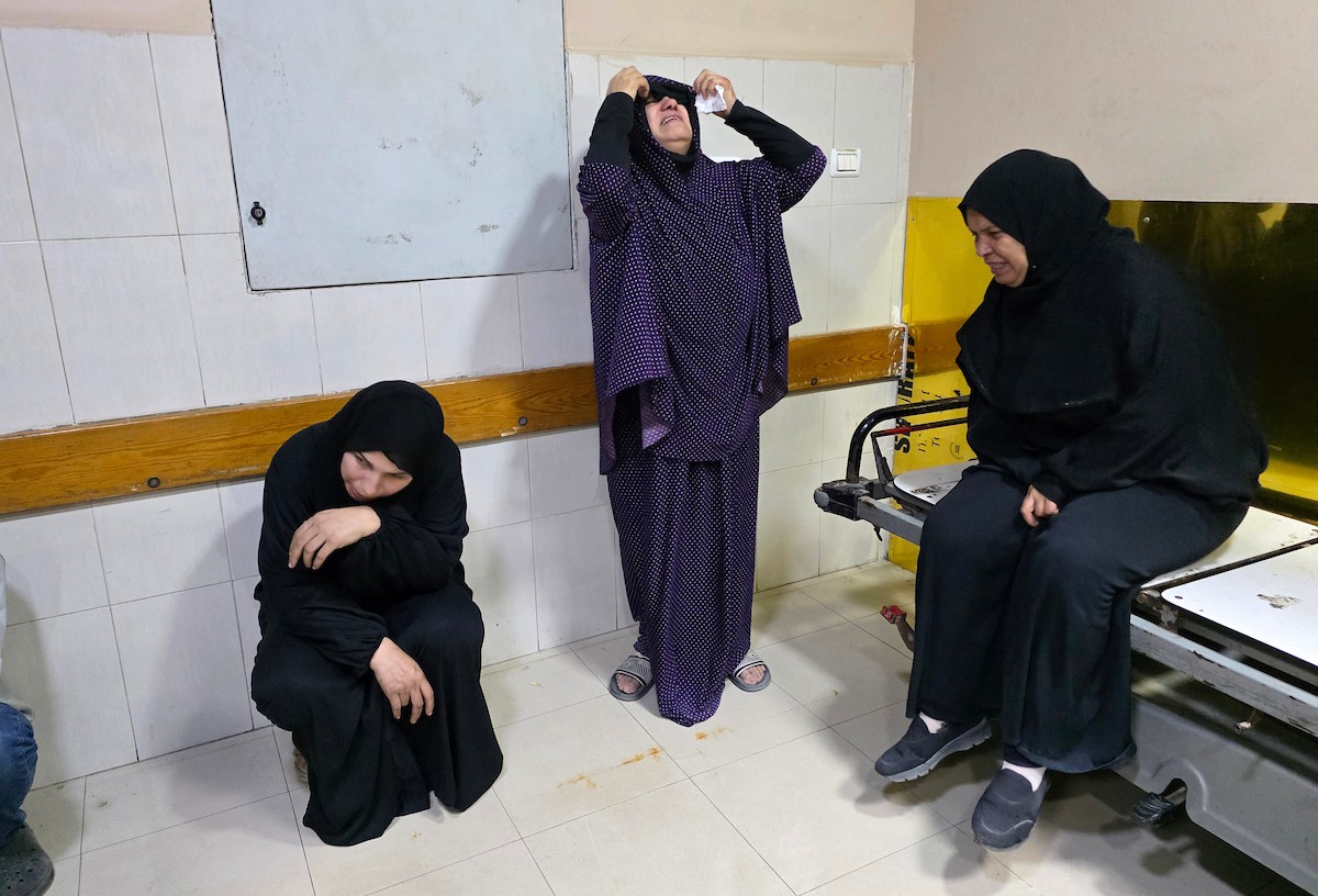 نقل مسعفون فلسطينيون ومدنيون جثمان شهيد وعددًا من الجرحى إلى مجمع ناصر الطبي في مدينة خان يونس جنوب قطاع غزة، عقب غارة إسرائيلية أسفرت عن استشهاد مواطن وإصابة آخرين، 17 أيار/ مايو 2026.تصوير: طارق محمد