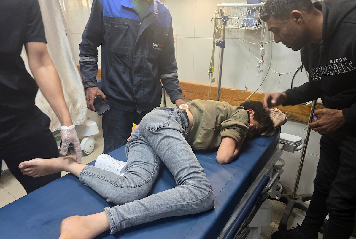 مسعفون ومتطوعون مدنيون ينقلون جثمان فلسطيني وعددًا من الجرحى إلى مجمع ناصر الطبي في خان يونس، عقب غارة إسرائيلية استهدفت سيارة شرطة، في 6 مايو/أيار 2026. تصوير: طارق محمد
