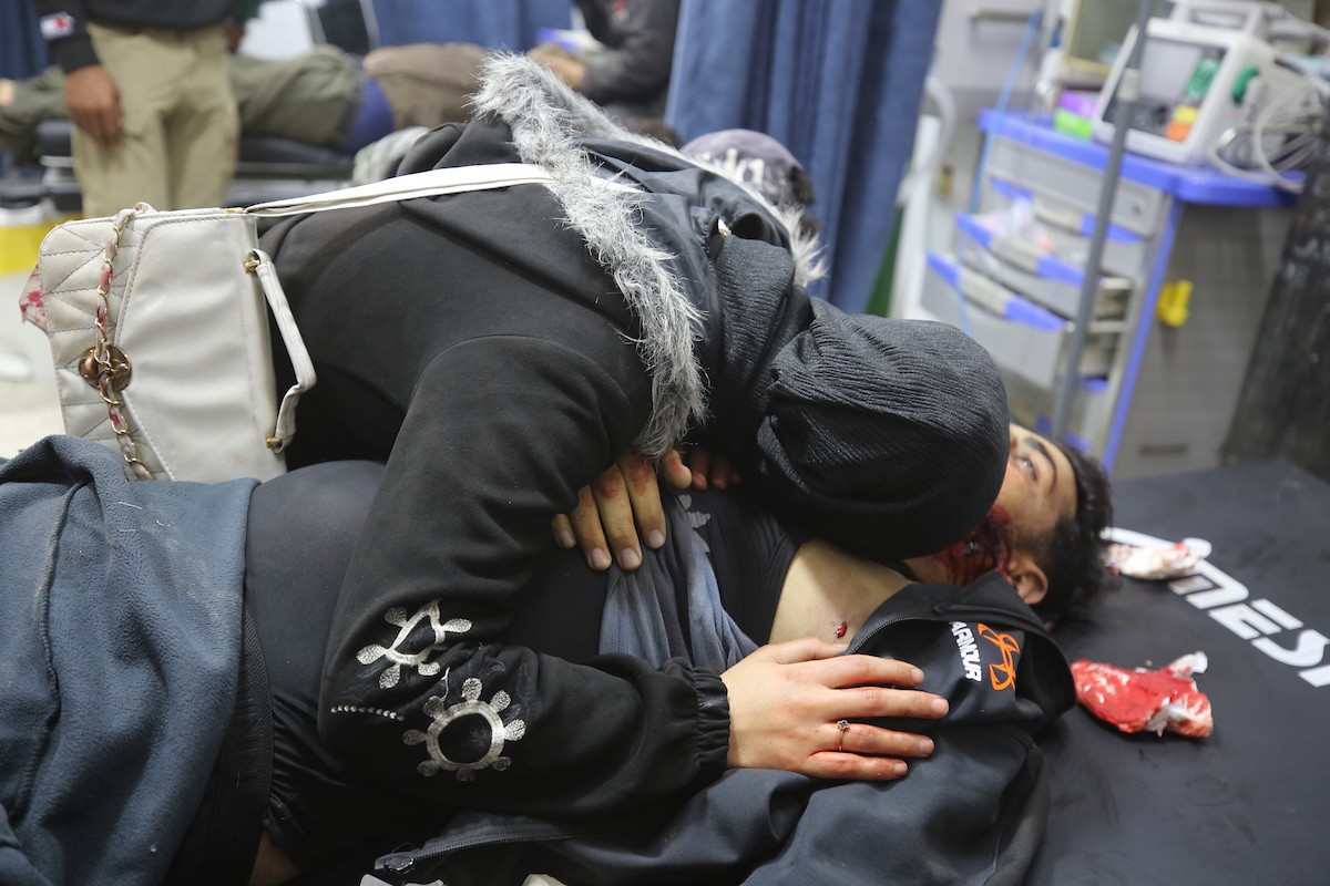 مشيعون ينعون جثامين ثلاثة شبان فلسطينيين في مستشفى الأهلي العربي (المعمداني) بمدينة غزة، بعد غارة جوية إسرائيلية استهدفت مجموعة من المدنيين قرب خيامهم في حي الزيتون شرق مدينة غزة، في 6 مايو/أيار 2026.تصوير: عمر أشتوي