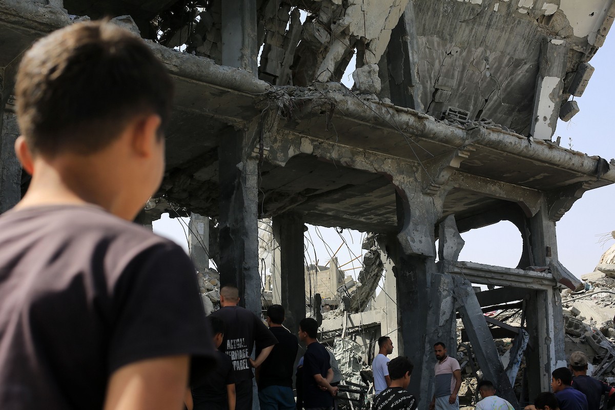 فلسطينيون يتفقدون منازلهم المدمرة عقب غارة جوية إسرائيلية ليلية استهدفت مبنى سكنياً بعد تحذير السكان بإخلائه، في جباليا شمال قطاع غزة، يوم 19 مايو/أيار 2026. تصوير: بلال أسامة