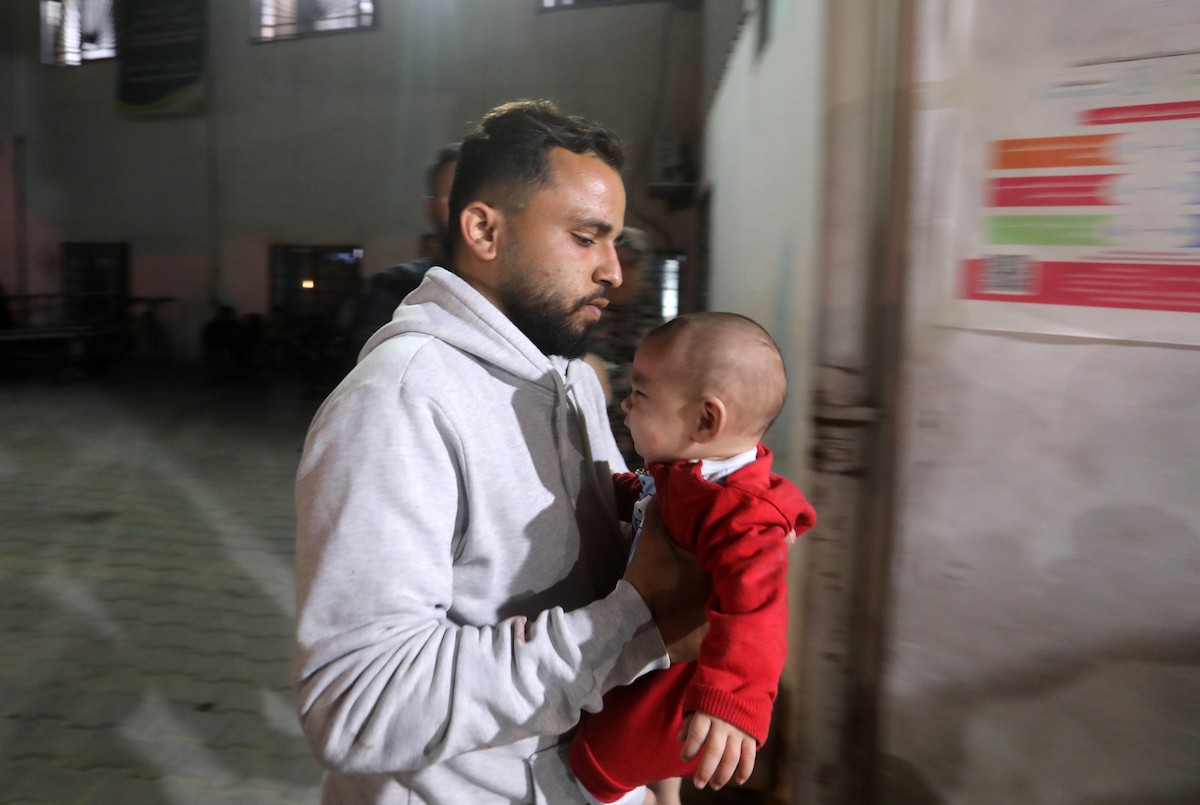 فلسطينيون ينقلون جرحى وشهداء إلى مستشفى الشفاء عقب غارة جوية إسرائيلية استهدفت مبنى سكنياً في حي الرمال بمدينة غزة، في 15 مايو/أيار 2026. وأسفرت الغارة عن سقوط ضحايا، بحسب معلومات محلية.  صورة: بلال أسامة