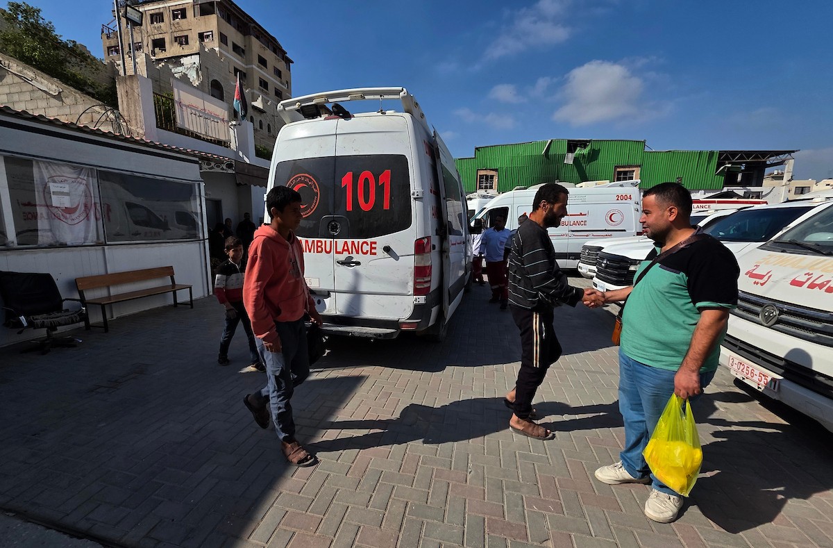 يغادر مرضى وجرحى فلسطينيون، برفقة عائلاتهم، مركزًا تابعًا للهلال الأحمر الفلسطيني في خان يونس، جنوب قطاع غزة، متجهين نحو معبر رفح في 30 أبريل/نيسان 2026.(طارق محمد)
