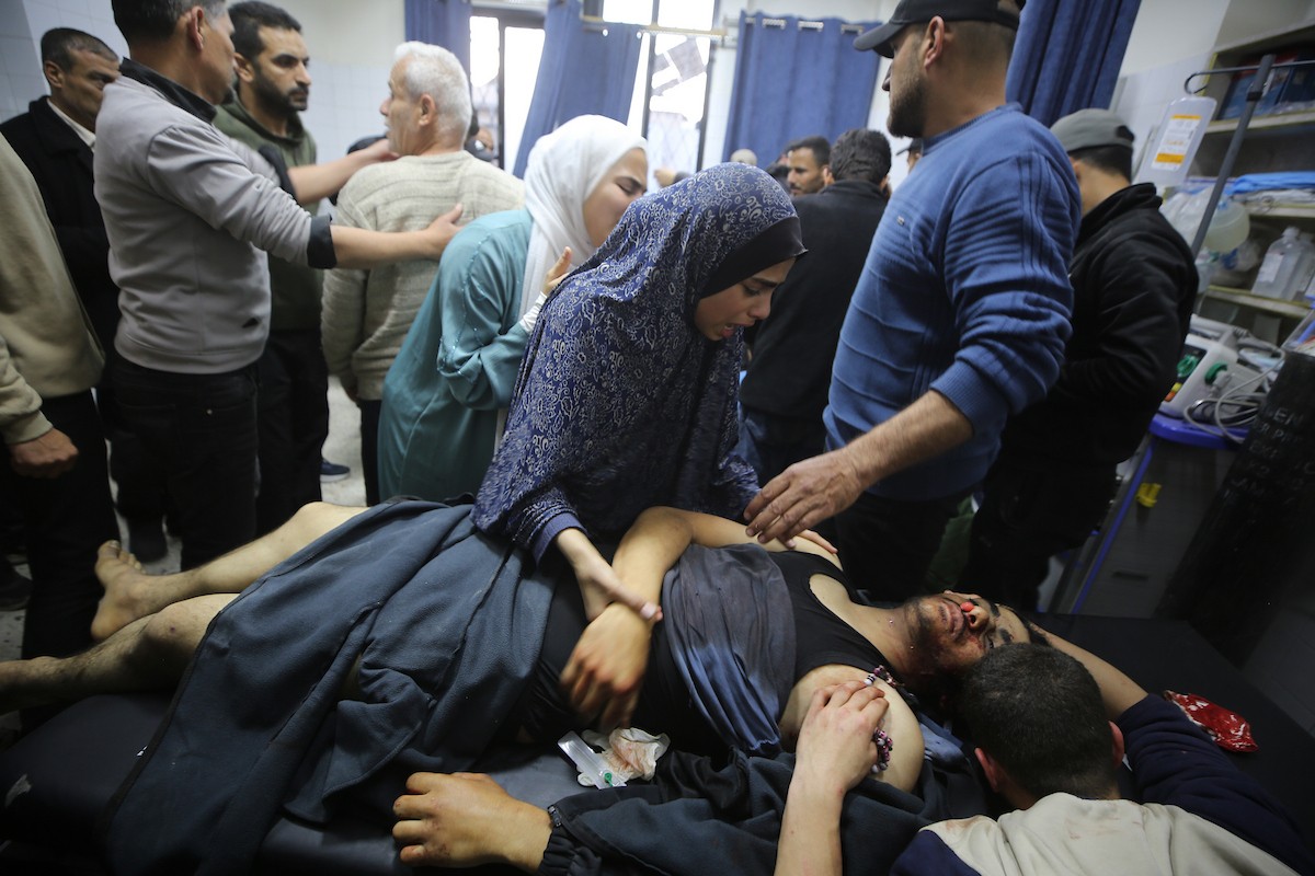 مشيعون ينعون جثامين ثلاثة شبان فلسطينيين في مستشفى الأهلي العربي (المعمداني) بمدينة غزة، بعد غارة جوية إسرائيلية استهدفت مجموعة من المدنيين قرب خيامهم في حي الزيتون شرق مدينة غزة، في 6 مايو/أيار 2026.تصوير: عمر أشتوي