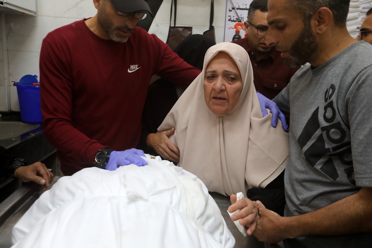 ودّع فلسطينيون، في مستشفى الشفاء بمدينة غزة، في 17 أيار/ مايو 2026، جثامين ثلاثة شهداء ارتقوا في غارتين إسرائيليتين منفصلتين مساء اليوم السابق، وسط أجواء من الحزن والغضب.تصوير: بلال أسامة