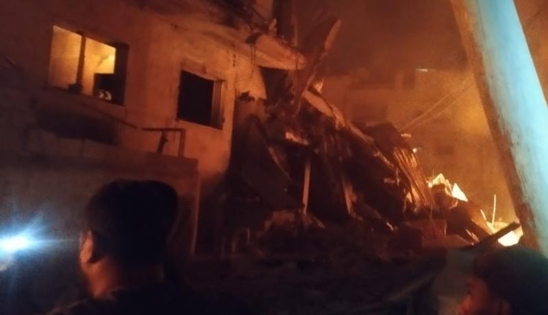 استهداف طيران الاحتلال منزلاً في مدينة دير البلح وسط قطاع غزة..jpg