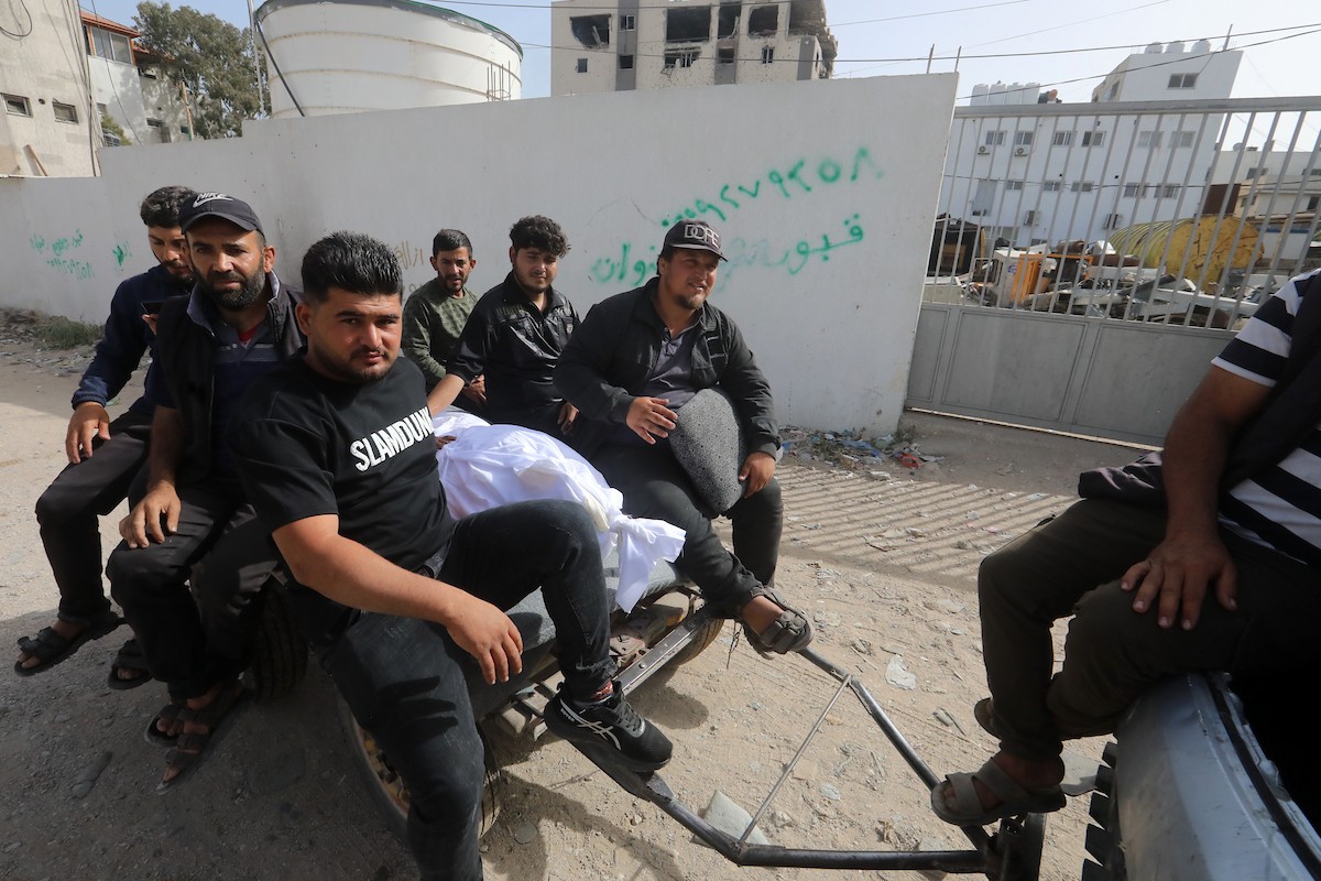 ودّع فلسطينيون، في مستشفى الشفاء بمدينة غزة، في 17 أيار/ مايو 2026، جثامين ثلاثة شهداء ارتقوا في غارتين إسرائيليتين منفصلتين مساء اليوم السابق، وسط أجواء من الحزن والغضب.تصوير: بلال أسامة