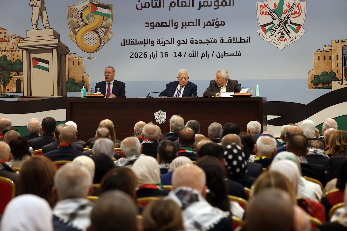 الرئيس الفلسطيني محمود عباس يحضر المؤتمر العام الثامن لحركة فتح في رام الله، بالضفة الغربية، في 14 مايو/أيار 2026. وقد تمت الموافقة على مشاركة أكثر من 2500 عضو، كما أُعلن عن آلية اتصال مباشر لضمان مشاركة واسعة من الضفة الغربية وقطاع غزة ولبنان ومصر. (صورة: ثائر غنايم)