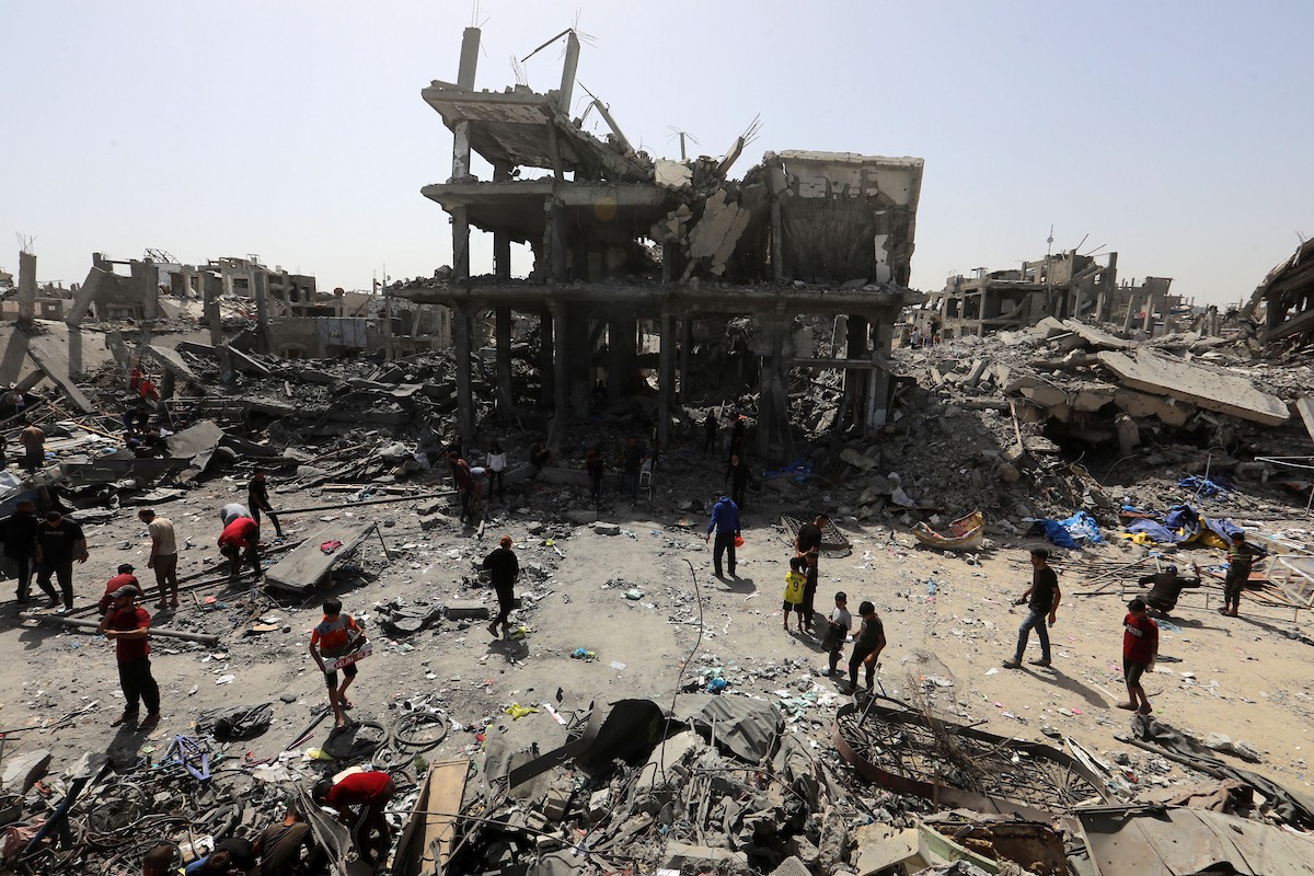 فلسطينيون يتفقدون منازلهم المدمرة عقب غارة جوية إسرائيلية ليلية استهدفت مبنى سكنياً بعد تحذير السكان بإخلائه، في جباليا شمال قطاع غزة، يوم 19 مايو/أيار 2026. تصوير: بلال أسامة