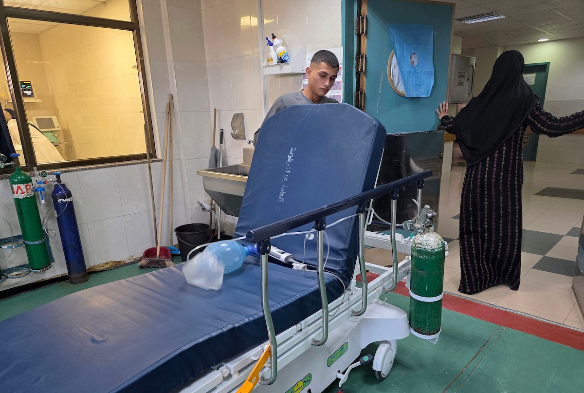 محطة توليد الأكسجين في مجمع ناصر الطبي بخان يونس جنوب قطاع غزة تواجه خطر الإغلاق بسبب الأعطال المتكررة وارتفاع الضغط، وساعات التشغيل الطويلة، 5 مايو/أيار 2026 (صورة: طارق محمد)
