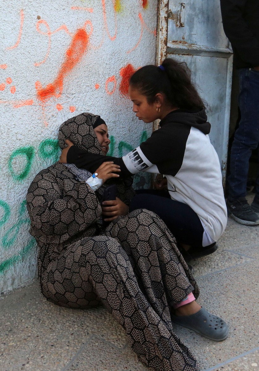 مشيعون يحملون جثمان الطفل الفلسطيني محمود سحويل (15 عاما)  خلال جنازة أقيمت في مستشفى الشفاء بمدينة غزة، 5 مايو/أيار 2026. استشهد الطفل في غارة إسرائيلية استهدفت نقطة تفتيش تابعة للشرطة في حي النصر، غرب غزة. (صورة: بلال أسامة)