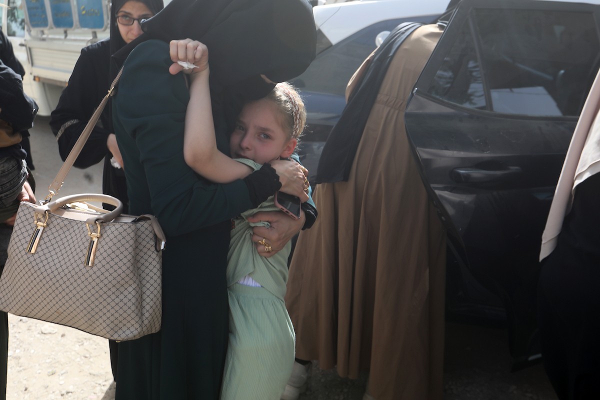 ودّع فلسطينيون، في مستشفى الشفاء بمدينة غزة، في 17 أيار/ مايو 2026، جثامين ثلاثة شهداء ارتقوا في غارتين إسرائيليتين منفصلتين مساء اليوم السابق، وسط أجواء من الحزن والغضب.تصوير: بلال أسامة