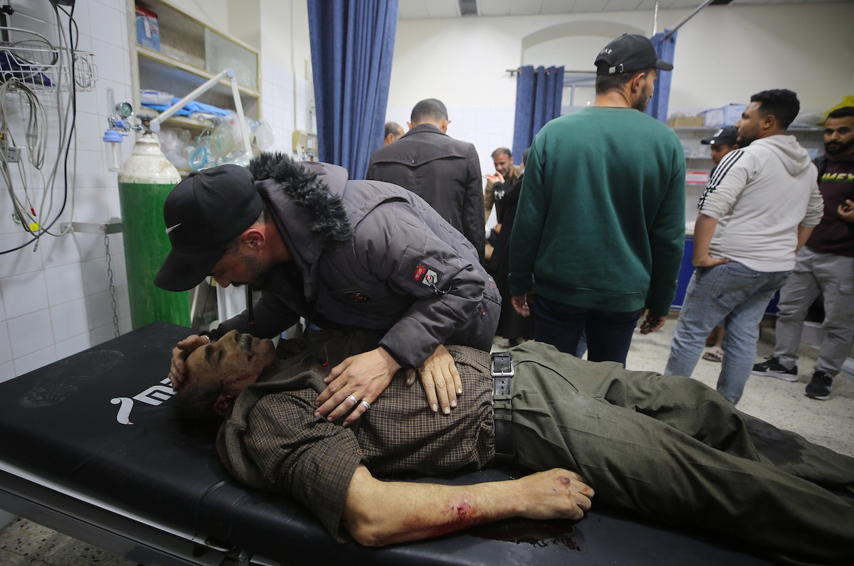 ينعى المشيعون جثامين ثلاثة شبان فلسطينيين في مستشفى الأهلي العربي بمدينة غزة في 6 مايو/أيار 2026، بعد غارة جوية إسرائيلية استهدفت مجموعة من المدنيين قرب خيامهم في حي الزيتون شرق مدينة غزة. صورة: عمر أشتوي