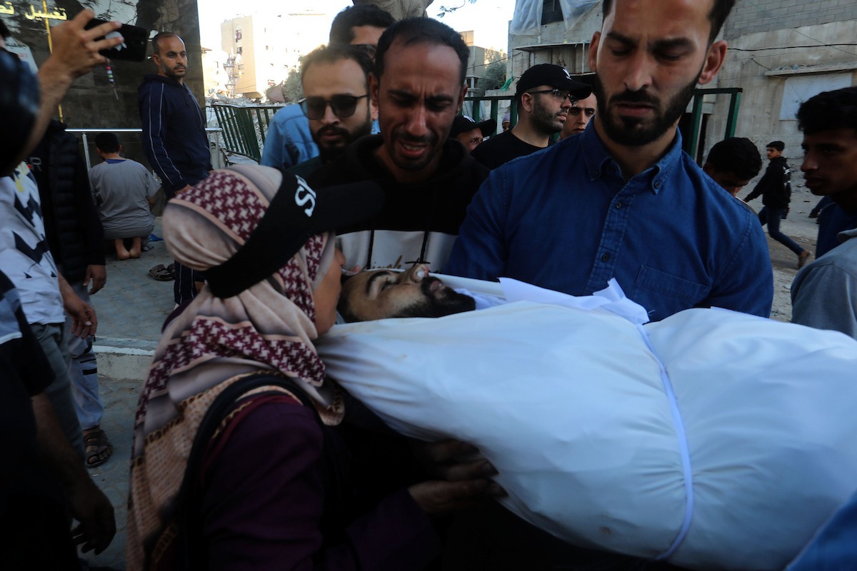 فلسطينيون ينعون جثمان شاب استشهد في غارة جوية إسرائيلية بطائرة مسيّرة استهدفت مجموعة من المدنيين شرق مدينة غزة، في 22 أيار/مايو 2026. وبحسب مصادر محلية، أسفرت الغارة عن استشهاد فلسطيني وإصابة آخرين. تصوير: بلال أسامة.