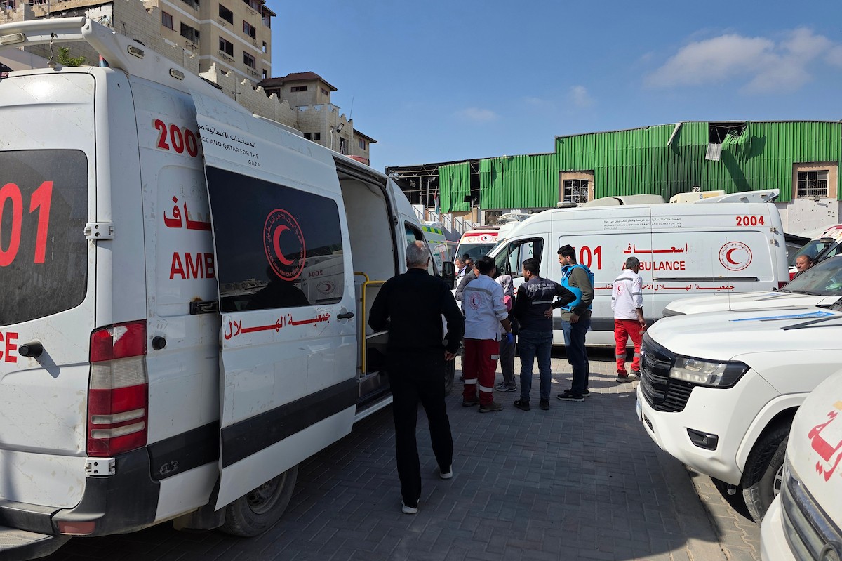 يغادر مرضى وجرحى فلسطينيون، برفقة عائلاتهم، مركزًا تابعًا للهلال الأحمر الفلسطيني في خان يونس، جنوب قطاع غزة، متجهين نحو معبر رفح في 30 أبريل/نيسان 2026.(طارق محمد)