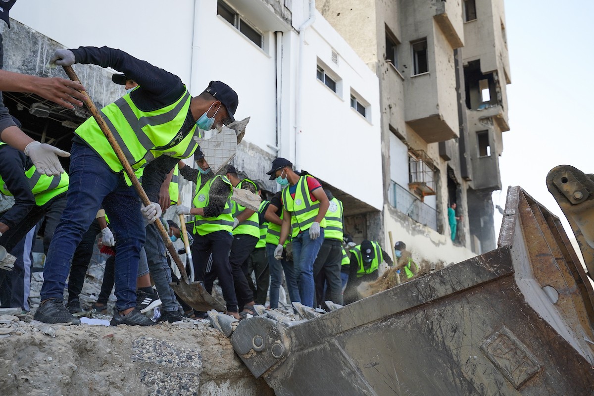شارك متطوعون فلسطينيون في أعمال تنظيف وإزالة الأنقاض من الفناء الخارجي لمستشفى الشفاء في مدينة غزة  10 أيار/ مايو 2026، ضمن فعاليات “أسبوع العمل التطوعي” الذي نظمته مبادرة “عملية الفارس الشهم 3”.(صورة: رمزي أبو عامر)