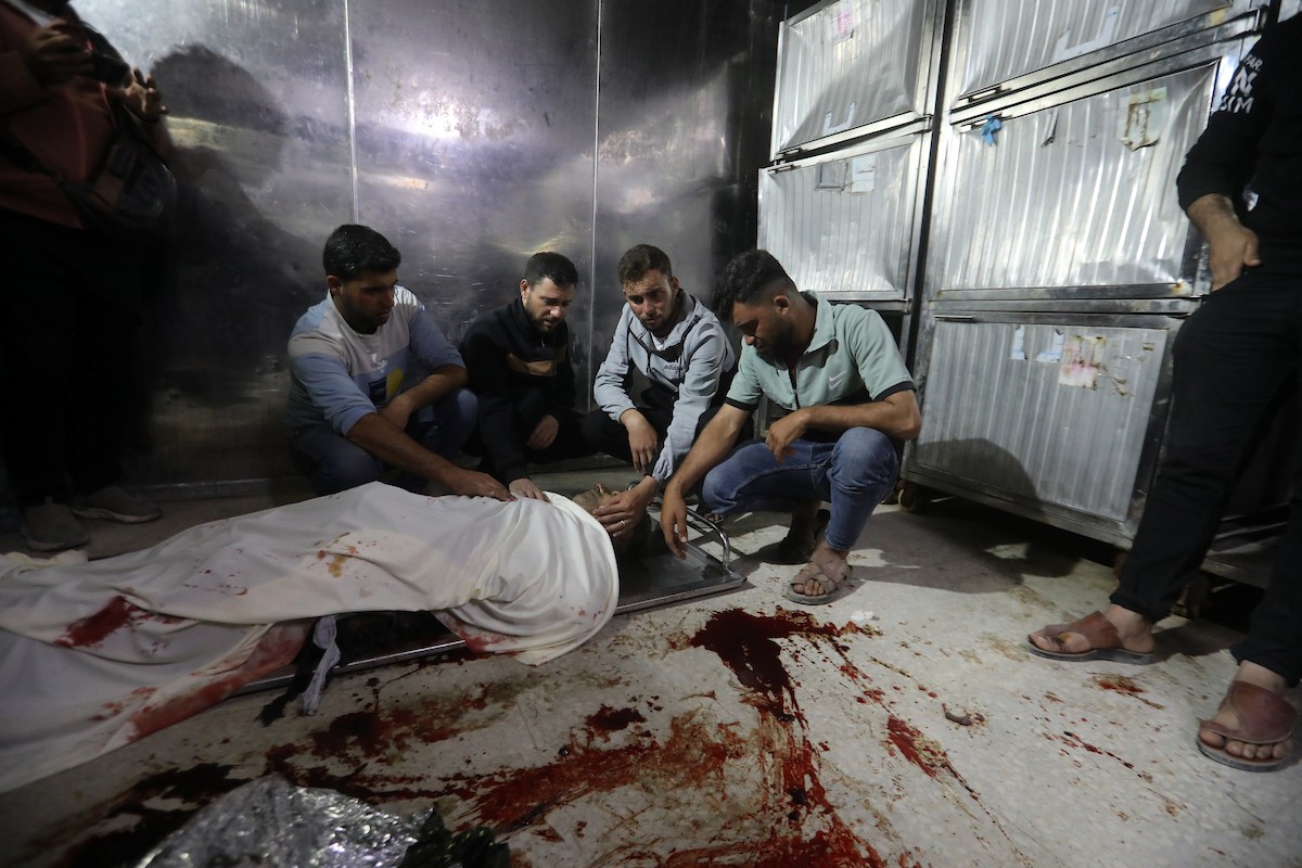 ينوح فلسطينيون على جثمان رجل في مستشفى الشفاء بمدينة غزة، في 9 أيار/ مايو 2026، بعد استشهاده إثر استهداف طائرة مسيرة إسرائيلية دراجة كهربائية كان يستقلها شمال المدينة، بحسب تقارير محلية. تصوير: بلال أسامة