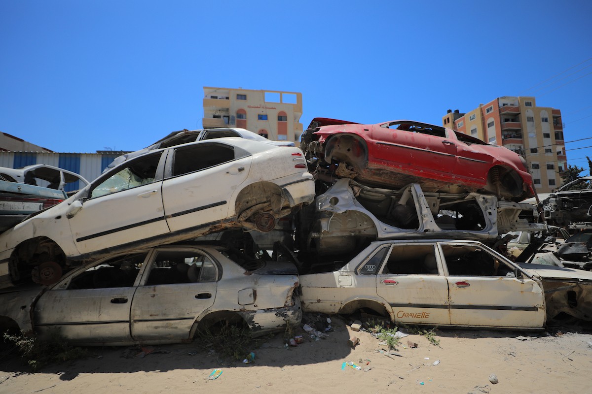 في العاشر من مايو/أيار 2026، وقف فلسطينيون على جانب أحد شوارع مخيم النصيرات للاجئين وسط قطاع غزة، بانتظار وسيلة نقل تقلّهم إلى وجهاتهم، في مشهد يومي يلخّص جانبًا من معاناة السكان تحت وطأة أزمة الوقود وارتفاع تكاليف المواصلات.(الصورة: حسن الجديدي)