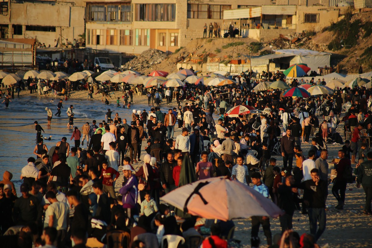 يقضي الفلسطينيون النازحون وقتهم على شاطئ غرب مدينة غزة، في الأول من مايو/أيار 2026، بحثًا عن متنفس من ظروف معيشية قاسية. يلجأ السكان إلى البحر كمتنفس من ضغوط الحياة اليومية(صورة: عمر أشتوي)