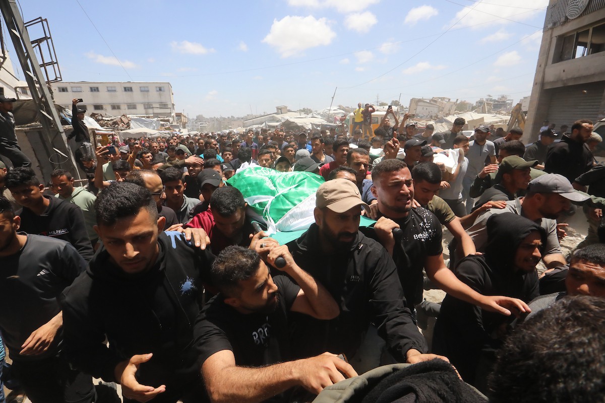 مشيعون يحملون جثمان قائد الجناح العسكري لحركة حماس، عز الدين الحداد، خلال جنازته في مدينة غزة، بعد اغتياله في غارة إسرائيلية استهدفته مساء الجمعة. غزة، 16 مايو/أيار 2026. تصوير: بلال أسامة