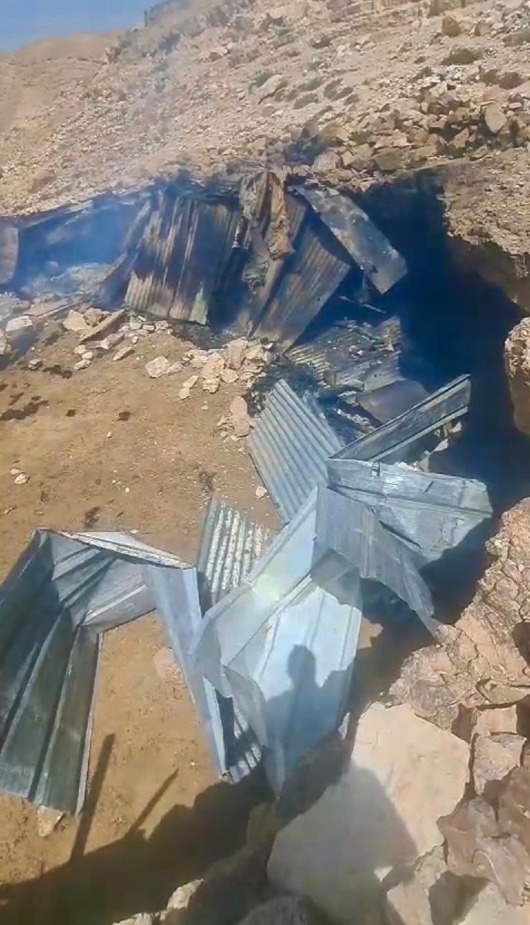 الاحتلال يهدم ثلاثة بركسات ويتلف أعلافا في الرشايدة شرق بيت لحم.jpg