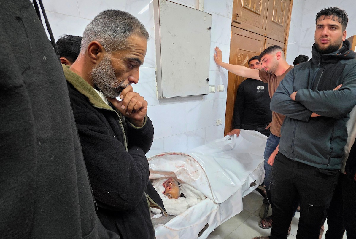 فلسطينيون يشاركون في جنازة العقيد في الشرطة نسيم الكلازاني، الذي استشهد في غارة إسرائيلية استهدفت سيارته في خان يونس، جنوب قطاع غزة، في 6 مايو/أيار 2026.تصوير: طارق محمد