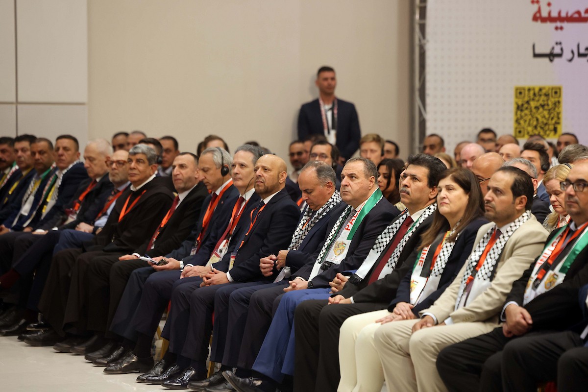 الرئيس الفلسطيني محمود عباس يحضر المؤتمر العام الثامن لحركة التحرير الوطني الفلسطيني “فتح” في رام الله بالضفة الغربية، في 14 أيار/مايو 2026، بمشاركة أكثر من 2500 عضو وآلية اتصال مباشر مع الضفة وغزة ولبنان ومصر. تصوير: ثائر غنايم.