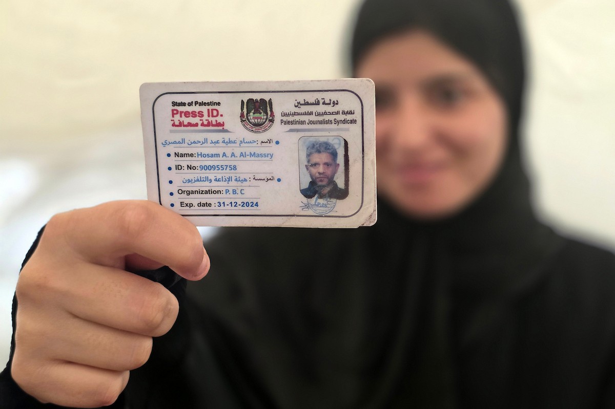 في الثالث من مايو/أيار 2026، أحيا أفراد عائلة الصحفي الفلسطيني حسام المصري ذكرى حياته وعمله داخل الخيمة التي لجأوا إليها في خان يونس، جنوب قطاع غزة، بمناسبة اليوم العالمي لحرية الصحافة (صورة: طارق محمد)
