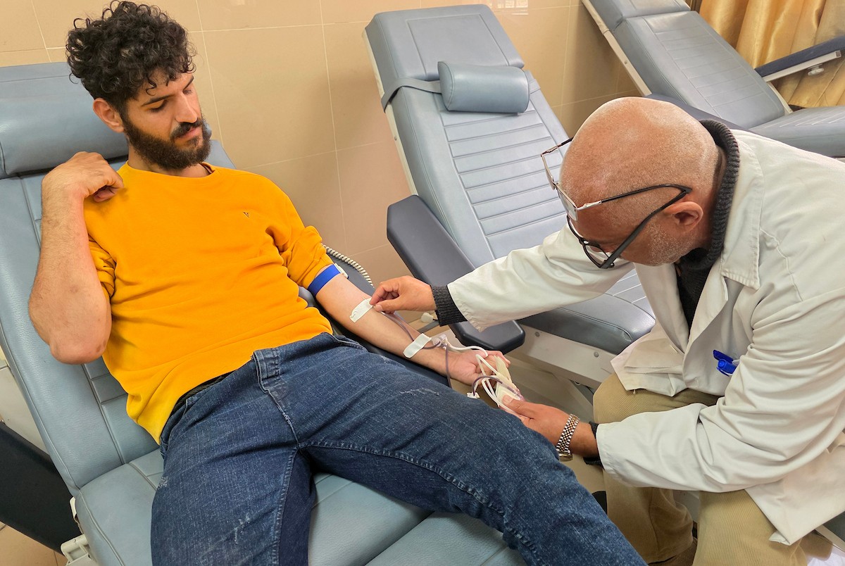 أجرى أطباء فلسطينيون فحوصات محدودة على عينات مرضى داخل مختبر طبي في مجمع ناصر الطبي بخان يونس، جنوب قطاع غزة، في 6 مايو/أيار 2026، وسط نقص واضح في المعدات والمستلزمات الطبية (صورة: طارق محمد)