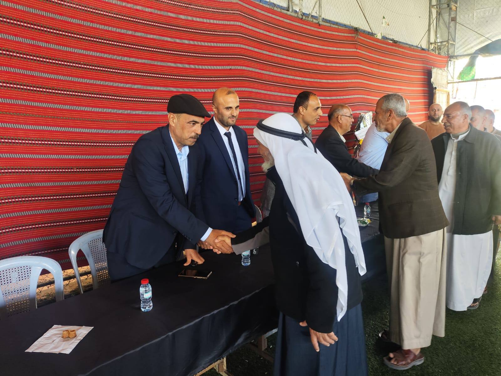 جانب من استقبال رئيس البلدية خليل أبو سمرة وأعضاء المجلس البلدي للمواطنين للتهنئة برئاسة وعضوية المجلس البلدي.jpg