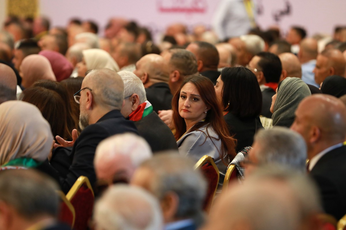 حضر الرئيس الفلسطيني محمود عباس المؤتمر العام الثامن لحركة فتح في رام الله، في 14 مايو/أيار 2026. وقد تمت الموافقة على مشاركة أكثر من 2500 عضو، كما أُعلن عن آلية اتصال مباشر لضمان مشاركة واسعة من الضفة الغربية وقطاع غزة ولبنان ومصر. (صورة: أيمن أمين)