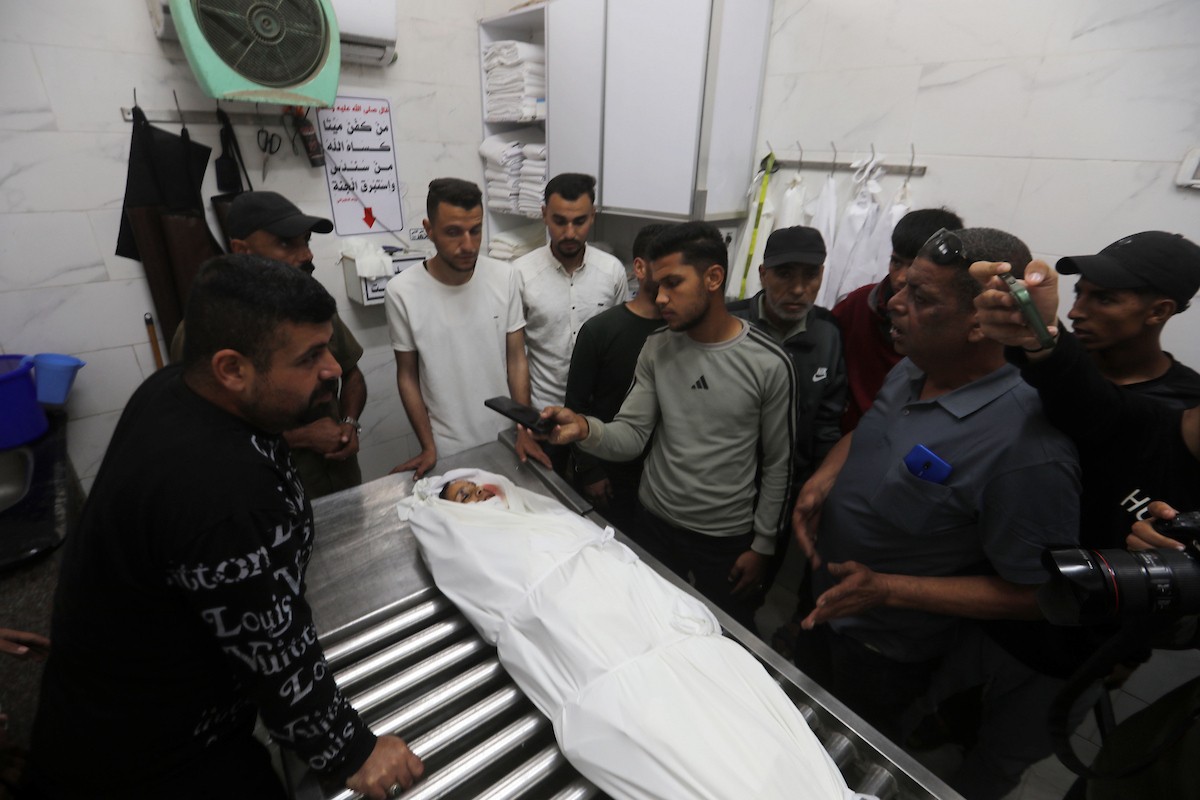 الفلسطينيون ينعون جثمان الطفل جود محمد الدويك في مستشفى الشفاء بمدينة غزة، في 21 مايو/أيار 2026، بعد استشهاده في غارة جوية إسرائيلية بطائرة مسيرة استهدفت مجموعة من المدنيين في بيت لاهيا شمال قطاع غزة. صورة: بلال أسامة