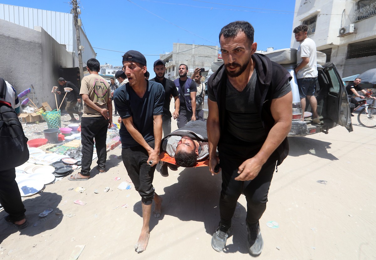 غزة: فلسطينيون يشيعون جثامين عدد من رجال الشرطة الذين قضوا في غارة إسرائيلية استهدفت منطقة التوام شمال قطاع غزة، وذلك داخل مستشفى الشفاء، بتاريخ 23 مايو/أيار 2026.تصوير : بلال أسامة