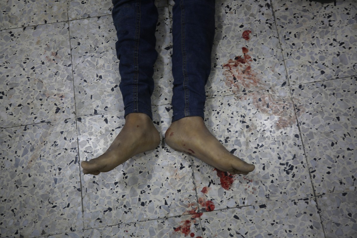 مشيعون ينعون جثامين ثلاثة شبان فلسطينيين في مستشفى الأهلي العربي (المعمداني) بمدينة غزة، بعد غارة جوية إسرائيلية استهدفت مجموعة من المدنيين قرب خيامهم في حي الزيتون شرق مدينة غزة، في 6 مايو/أيار 2026.تصوير: عمر أشتوي