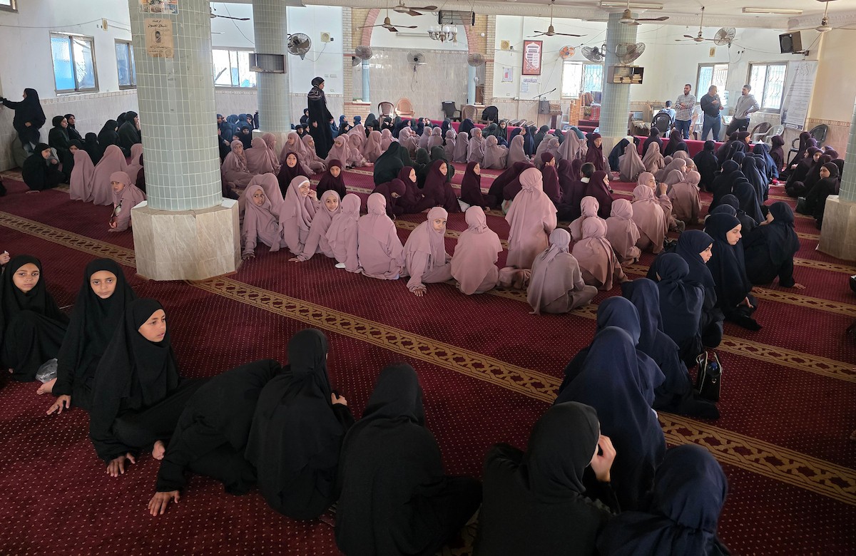 فتيات وشابات فلسطينيات يحضرن جلسة تلاوة للقرآن الكريم في مركز ديني بخان يونس، جنوب قطاع غزة، في 4 مايو/أيار 2026، بعد انقطاع طويل بسبب الحرب الدائرة (صورة: طارق محمد)