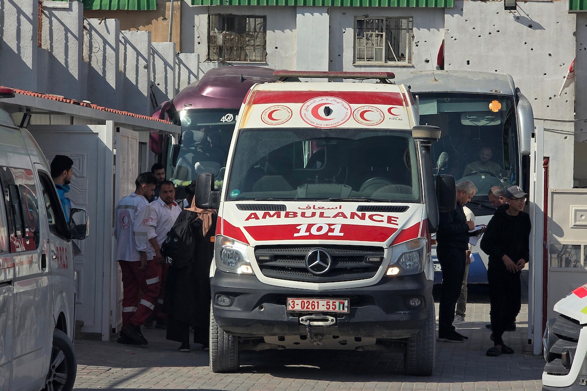 يغادر مرضى وجرحى فلسطينيون، برفقة عائلاتهم، مركزًا تابعًا للهلال الأحمر الفلسطيني في خان يونس، جنوب قطاع غزة، متجهين نحو معبر رفح في 30 أبريل/نيسان 2026.(طارق محمد)