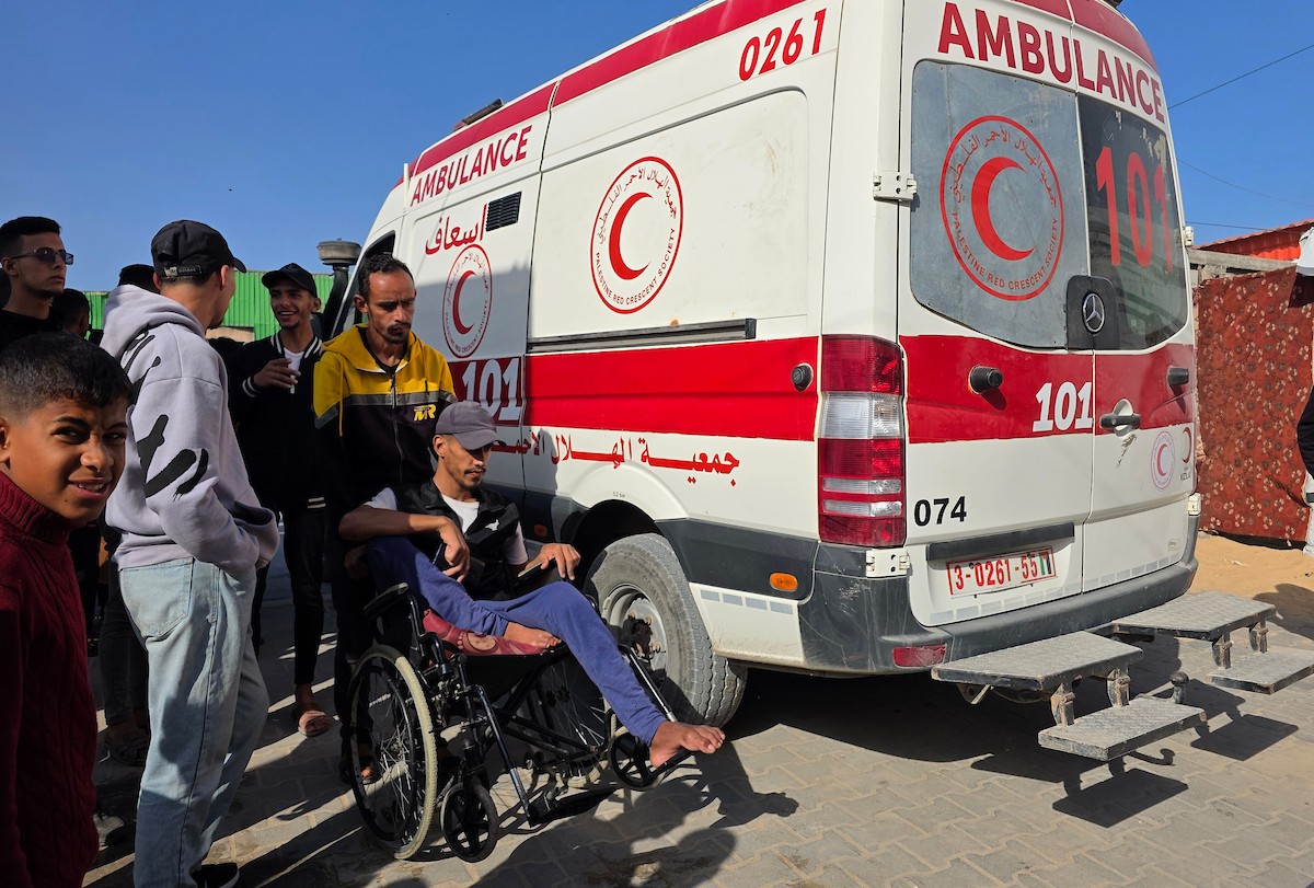 يغادر مرضى وجرحى فلسطينيون، برفقة ذويهم، مقر الهلال الأحمر الفلسطيني في خان يونس جنوب قطاع غزة في 10 مايو/أيار 2026، متجهين نحو معبر رفح لتلقي العلاج في الخارج. (صورة: طارق )