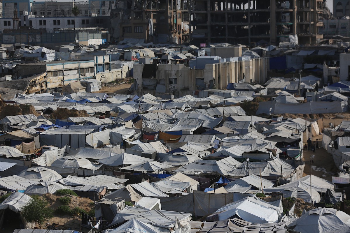 تُظهر صور عامة خيامًا مكتظة تؤوي فلسطينيين نازحين غرب مدينة غزة،  10 أيار/ مايو 2026، حيث يعيش آلاف السكان في ظروف إنسانية قاسية وسط نقص حاد في الخدمات الأساسية ومقومات الحياة اليومية.(صورة: عمر أشتوي)