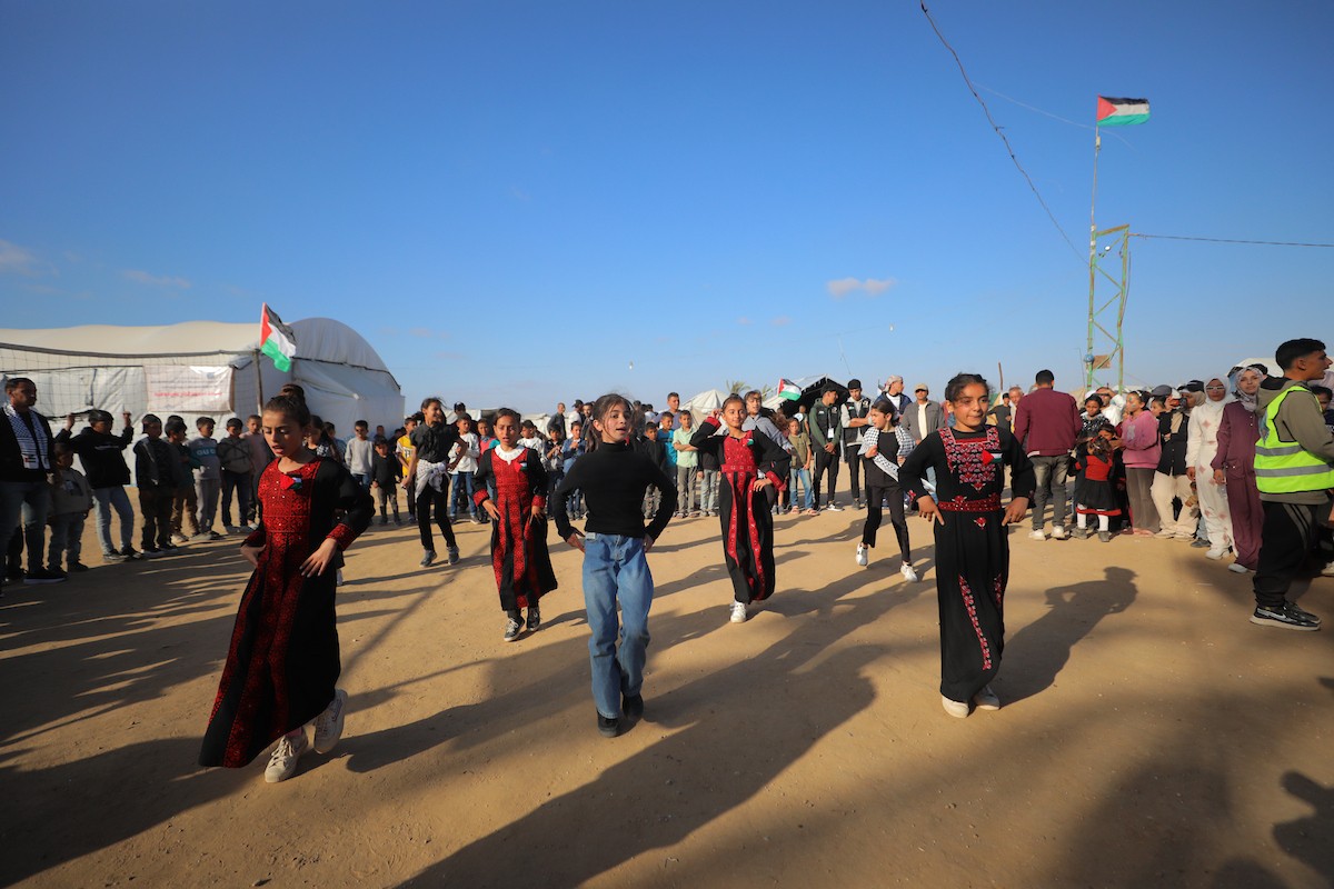 شارك فلسطينيون نازحون في فعالية شعبية بمناسبة عيد العمال العالمي داخل مركز إيواء في مخيم المغازي وسط قطاع غزة، في الأول من مايو/أيار 2026.( تصوير: حسن الجديدي)