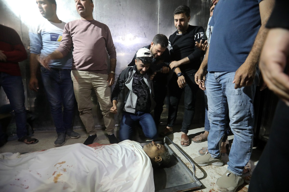 ينوح فلسطينيون على جثمان رجل في مستشفى الشفاء بمدينة غزة، في 9 أيار/ مايو 2026، بعد استشهاده إثر استهداف طائرة مسيرة إسرائيلية دراجة كهربائية كان يستقلها شمال المدينة، بحسب تقارير محلية. تصوير: بلال أسامة
